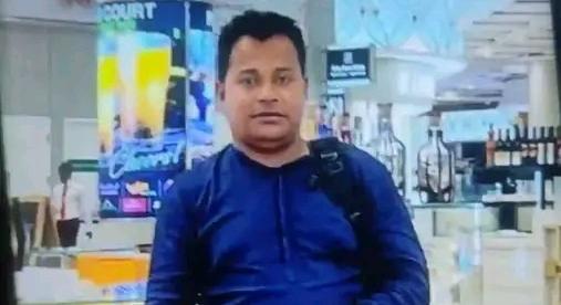 হারুন অর রশীদ খান হত্যা মামলার আসামি আরিফ সরকারকে পুলিশের কাছে হস্তান্তরের দৃশ্য।