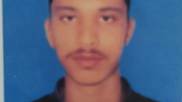 ফুলবাড়ীয়ায় মাদকসহ গ্রেফতার লোহা শহর উচ্চ বিদ্যালয়ের অফিস সহকারী শাকিল হাসান।